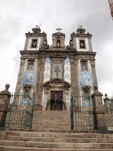 Kostel Sto Ildefonso na začátku ulice Santa Catarina