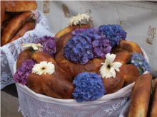 Azorský chléb ozdovený květinami
