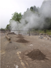 Zakopané hrnce ve vulkanickém údolí ve Furnas