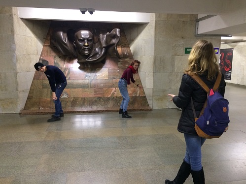 Minsk - místní mládež v metru
