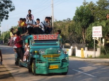 Filipíny - děti jedou do školy na ostrově Bohol