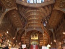 Interiér knihkupectví - schody