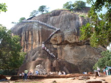 Sigiriya - zhruba v polovině výstupu nahoru, pohled na finální fázi výšlapu