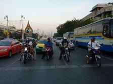 V zácpě je nejlepší jezdit na motorce V zácpě je nejlepší jezdit na motorce