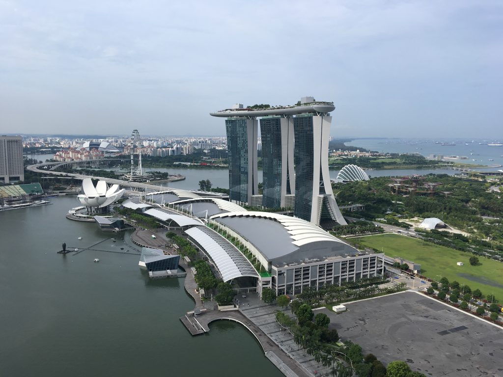 Pohled na Marina Bay Sands z rooftop baru naproti