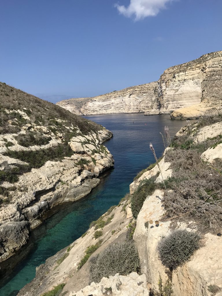 W drodze do Xlendi Tower