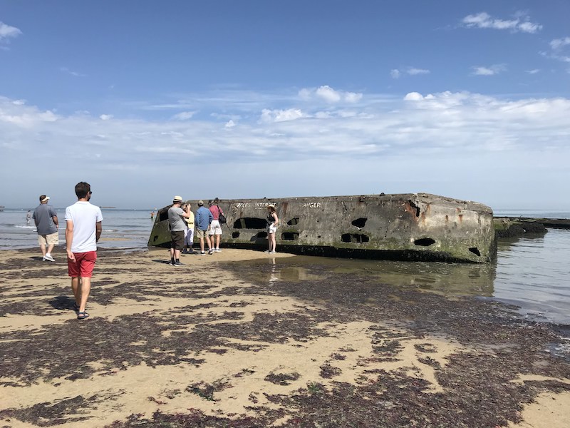 Zbytky umělého přístavu v Arromanches