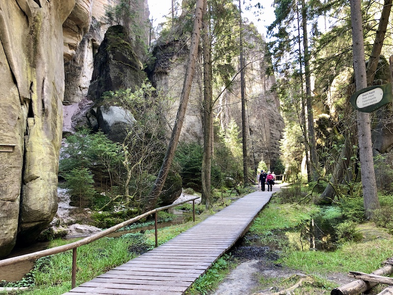 Skalní město Adršpach je o chodníčkách a schodech, pro člověka z města adrenalin tak akorát :D