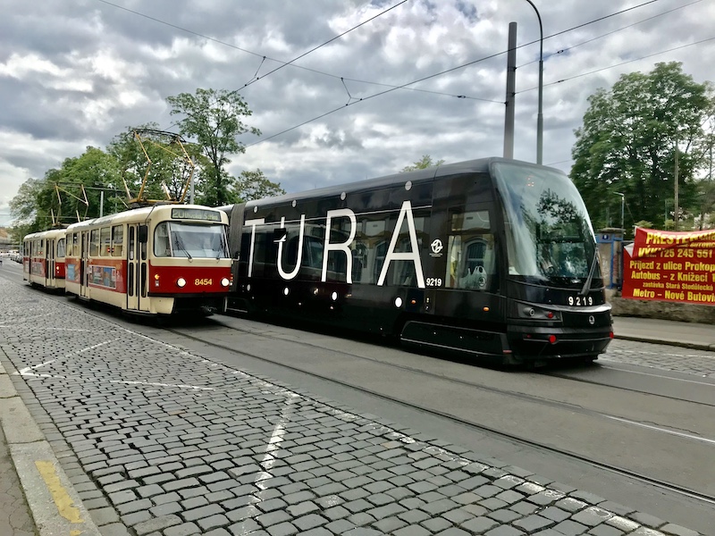 Vysokopodlažní tramvaj (červená) vedle nízkopodlažní tramvaje (černá)