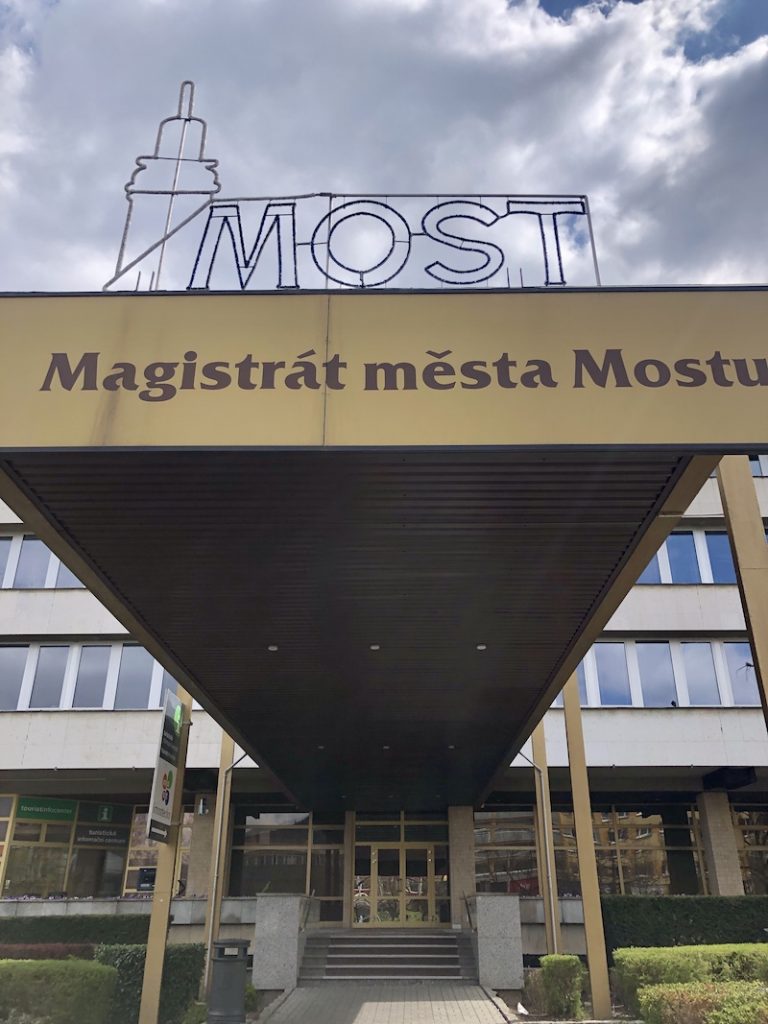 Magistrát Mostu s neonem