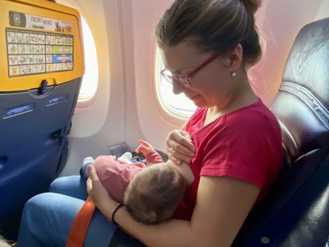Cestování letadlem s miminkem - kojit při vzletu