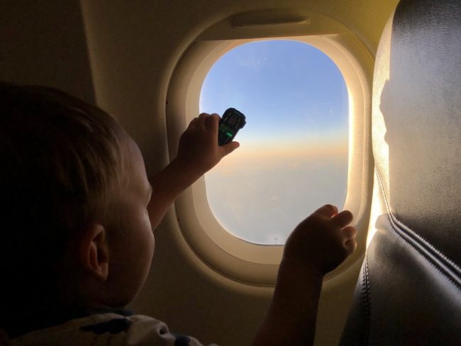 jak zvládnout dlouhý let letadlem s dětmi