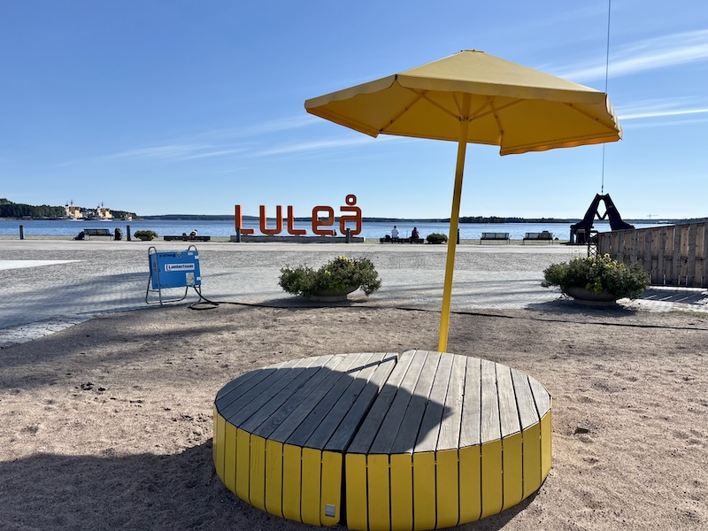 Písečná pláž a nápis Luleå v parku Gültzauudden