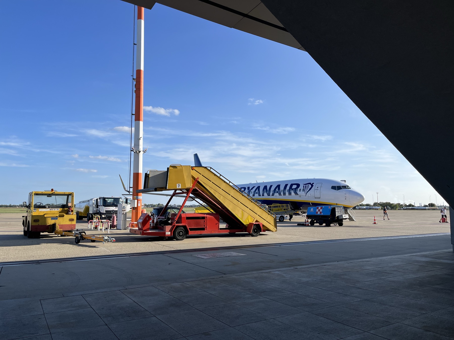 Letadlo Ryanair na letištní ploše u nástupních schodů