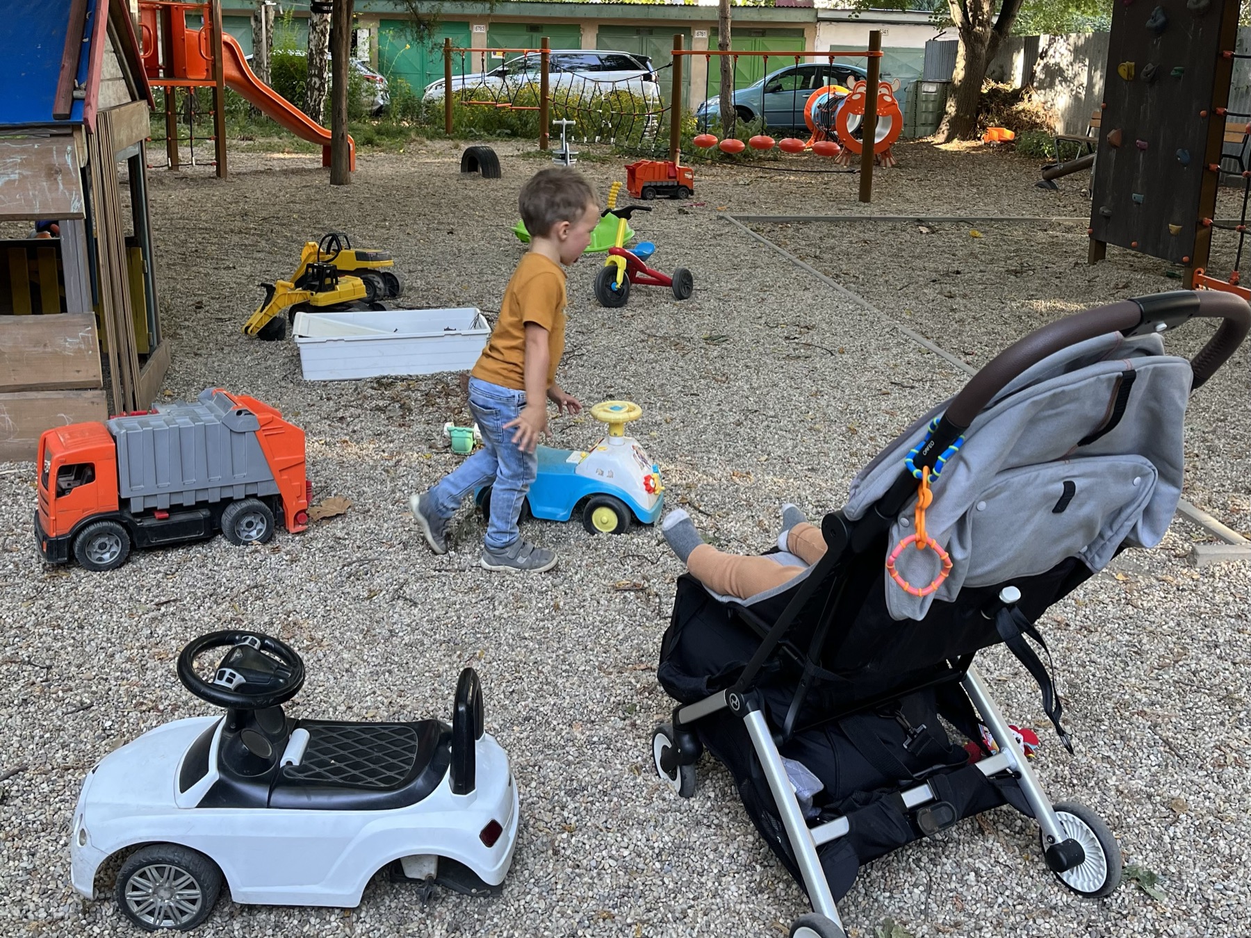 Dětské hřiště u Sokolské ulice v Bratislavě s klouzačkami a odrážedly