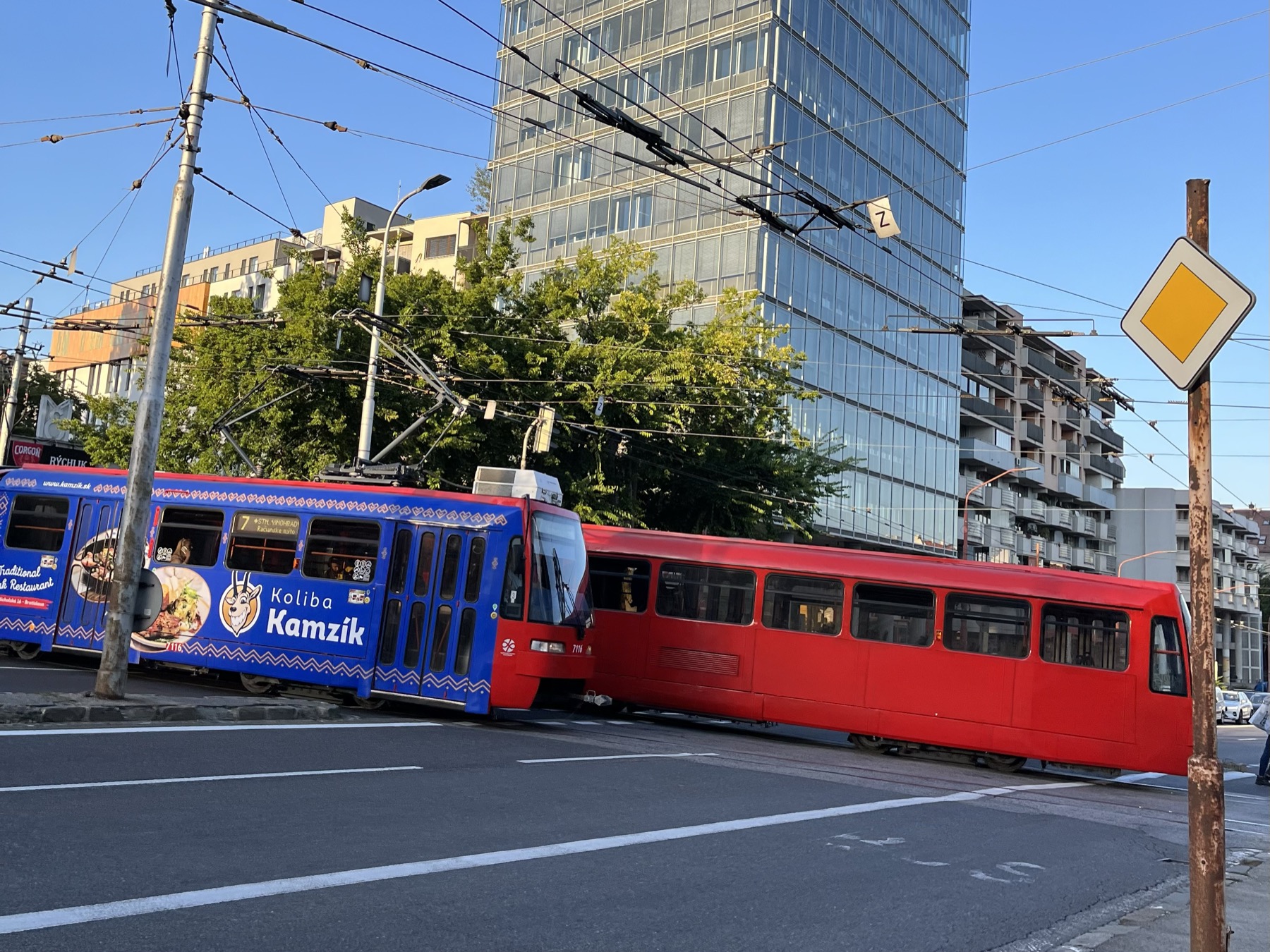 Červené tramvaje v ulicích Bratislavy