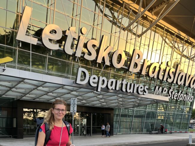 Tereza před terminálem s nápisem Letisko Bratislava