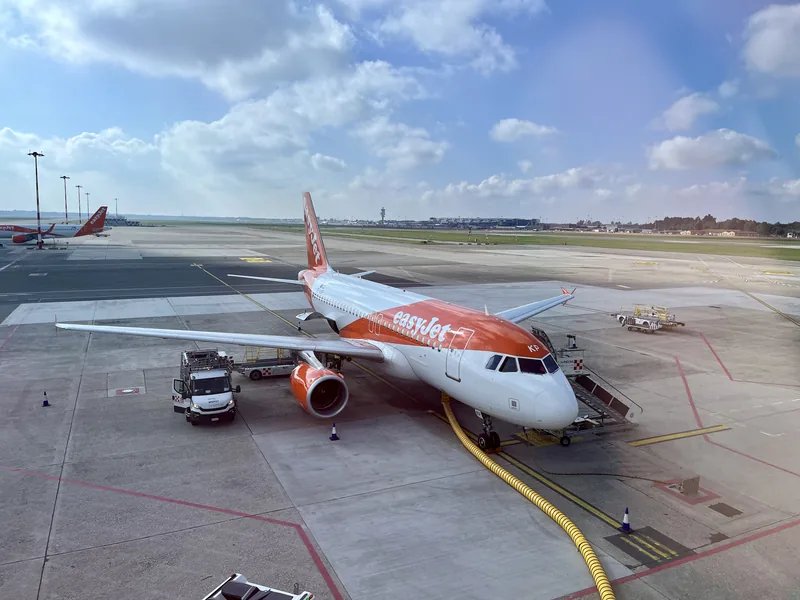 Letadlo easyJet stojící u letištního terminálu