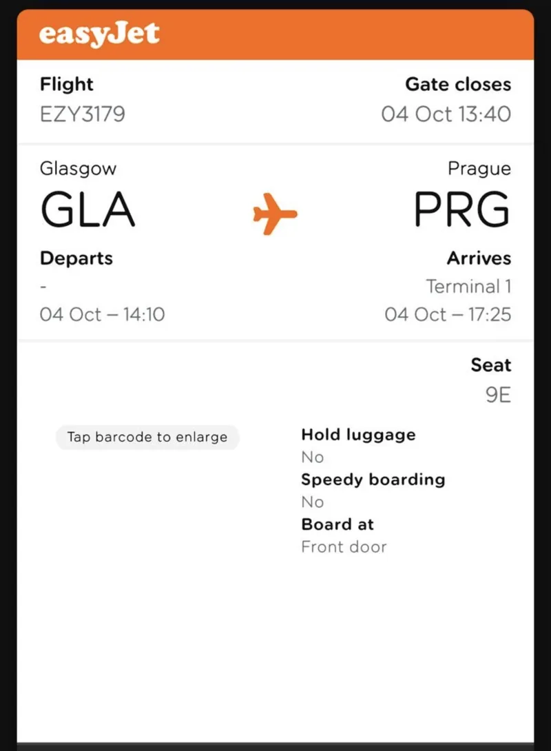 Anonymizovaná palubní vstupenka easyJet z Glasgow do Prahy se sedadlem 9E a časy odletu a uzavření brány