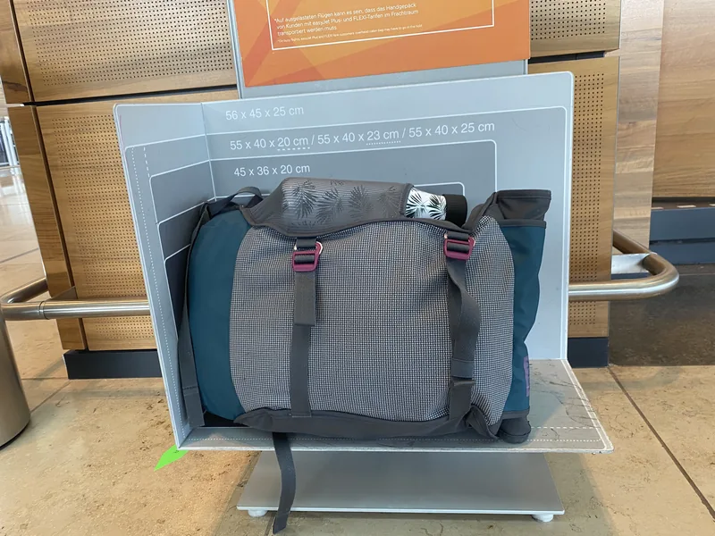 Batoh Aevor v měřicím boxu na příruční zavazadla easyJet