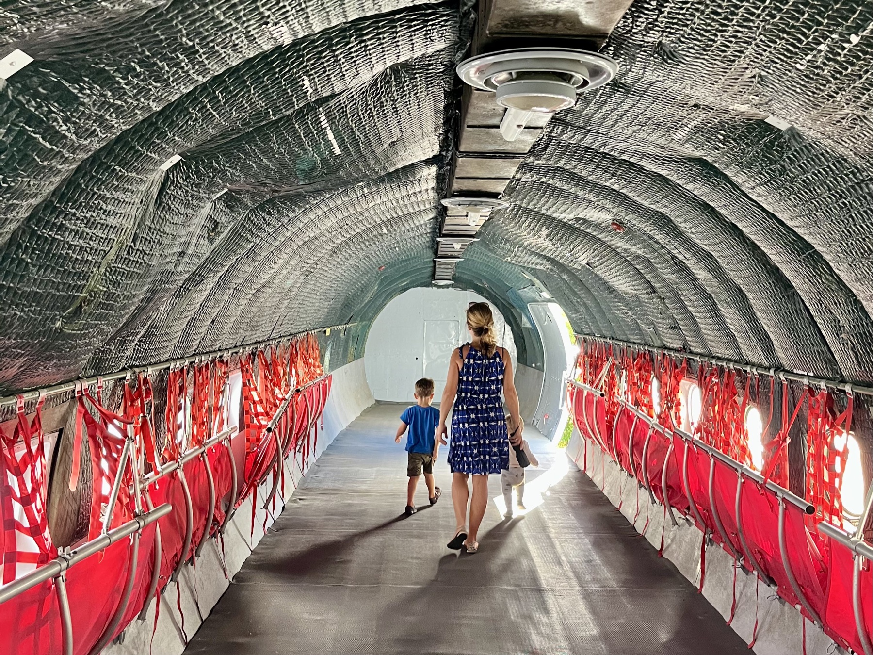 Tereza s dětmi zezadu uvnitř letadla v Jeju Aerospace Museum