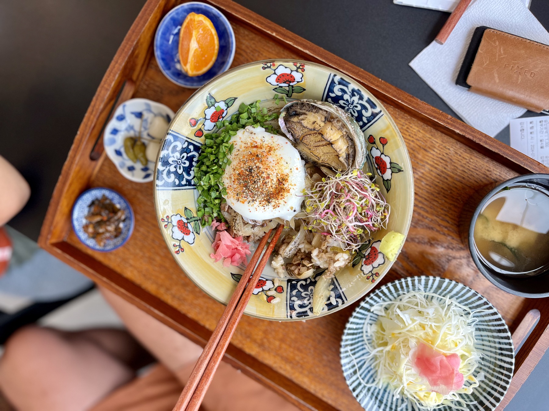 Miska s rýží, vejcem, zeleninou a mořským uchem v Bubu’s Kitchen na Jeju