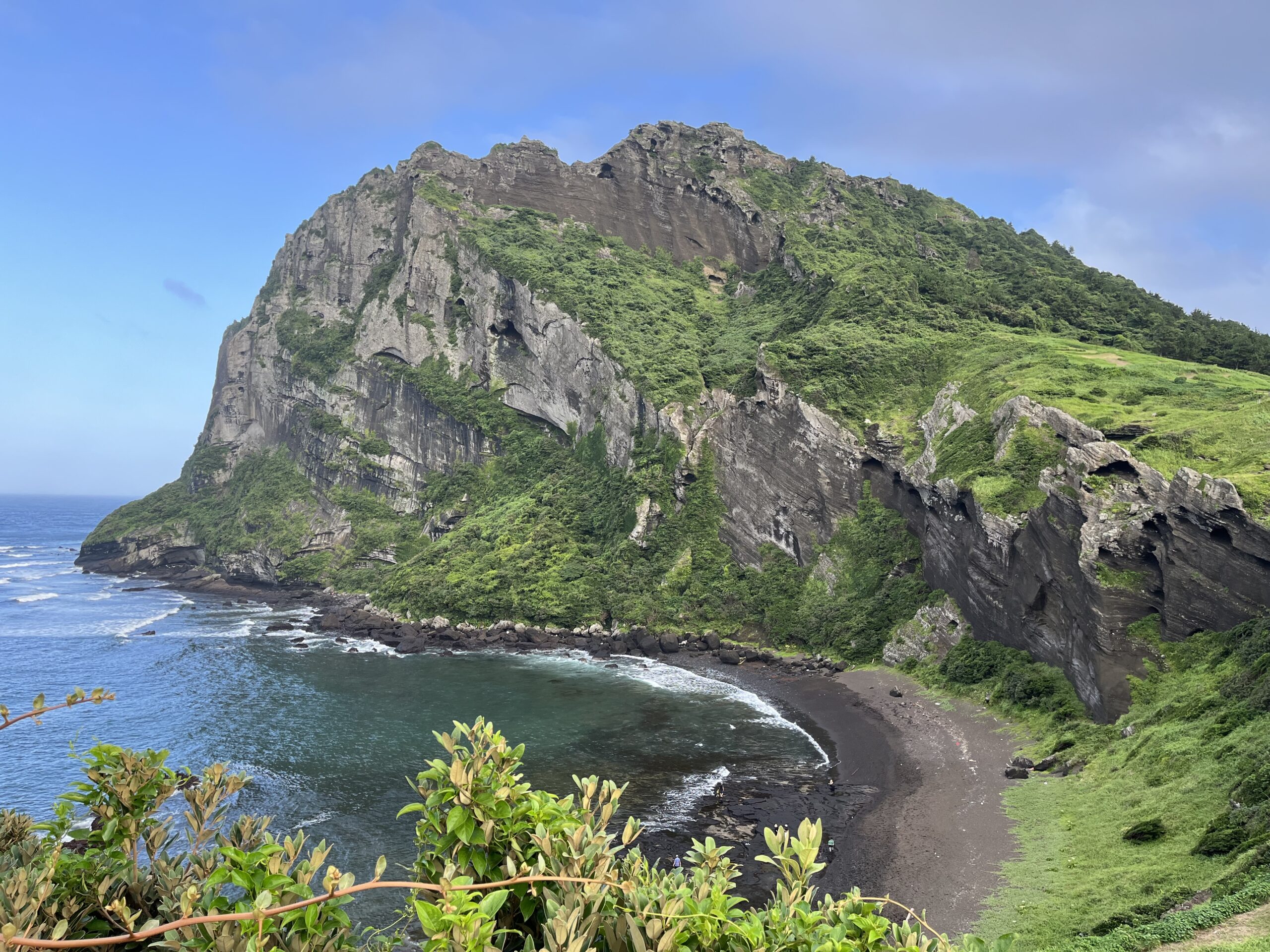 Zelené útesy Seongsan Ilchulbong nad mořem na ostrově Jeju