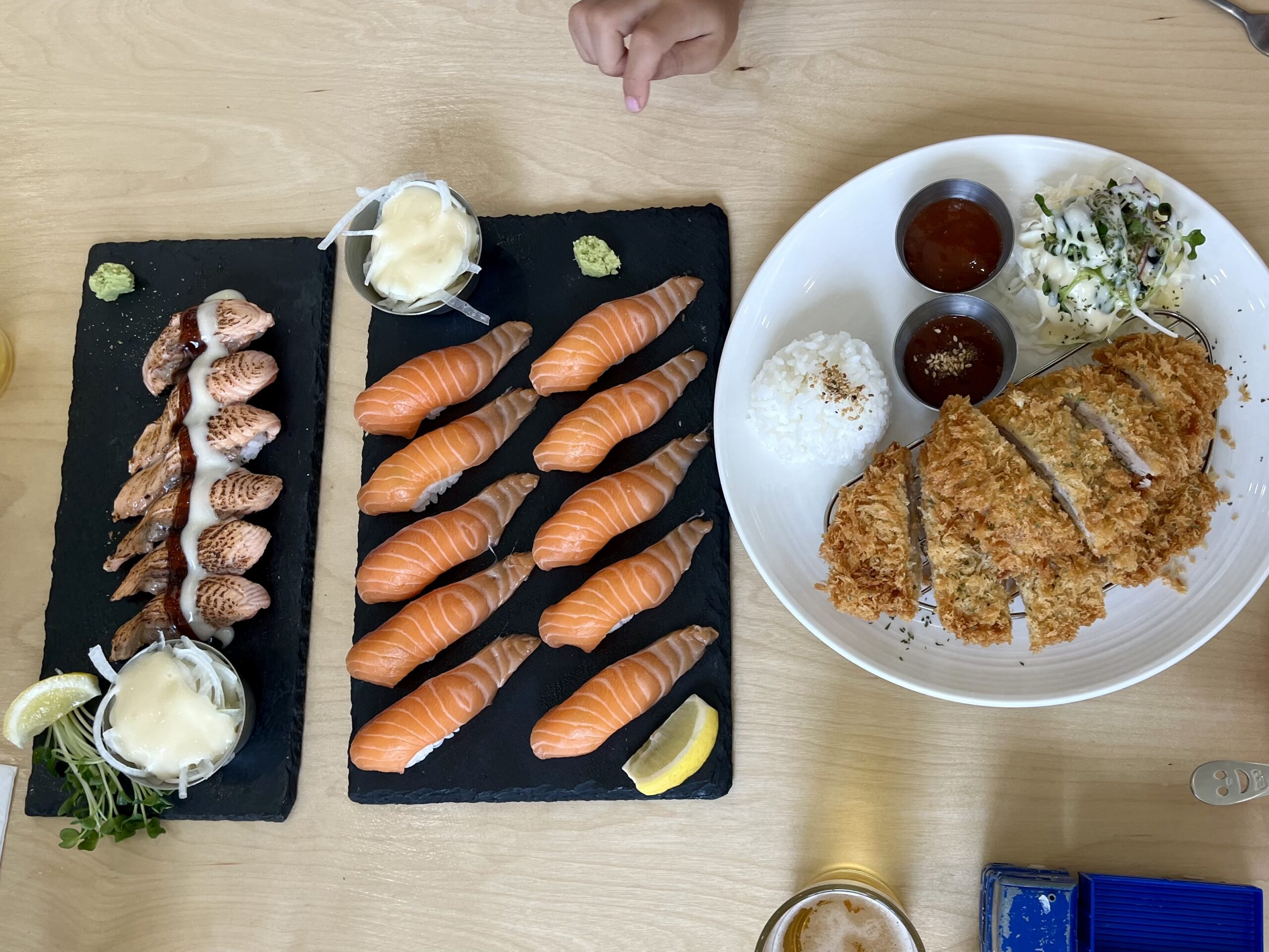 Lososové sushi a korejský řízek s rýží při obědě na Jeju