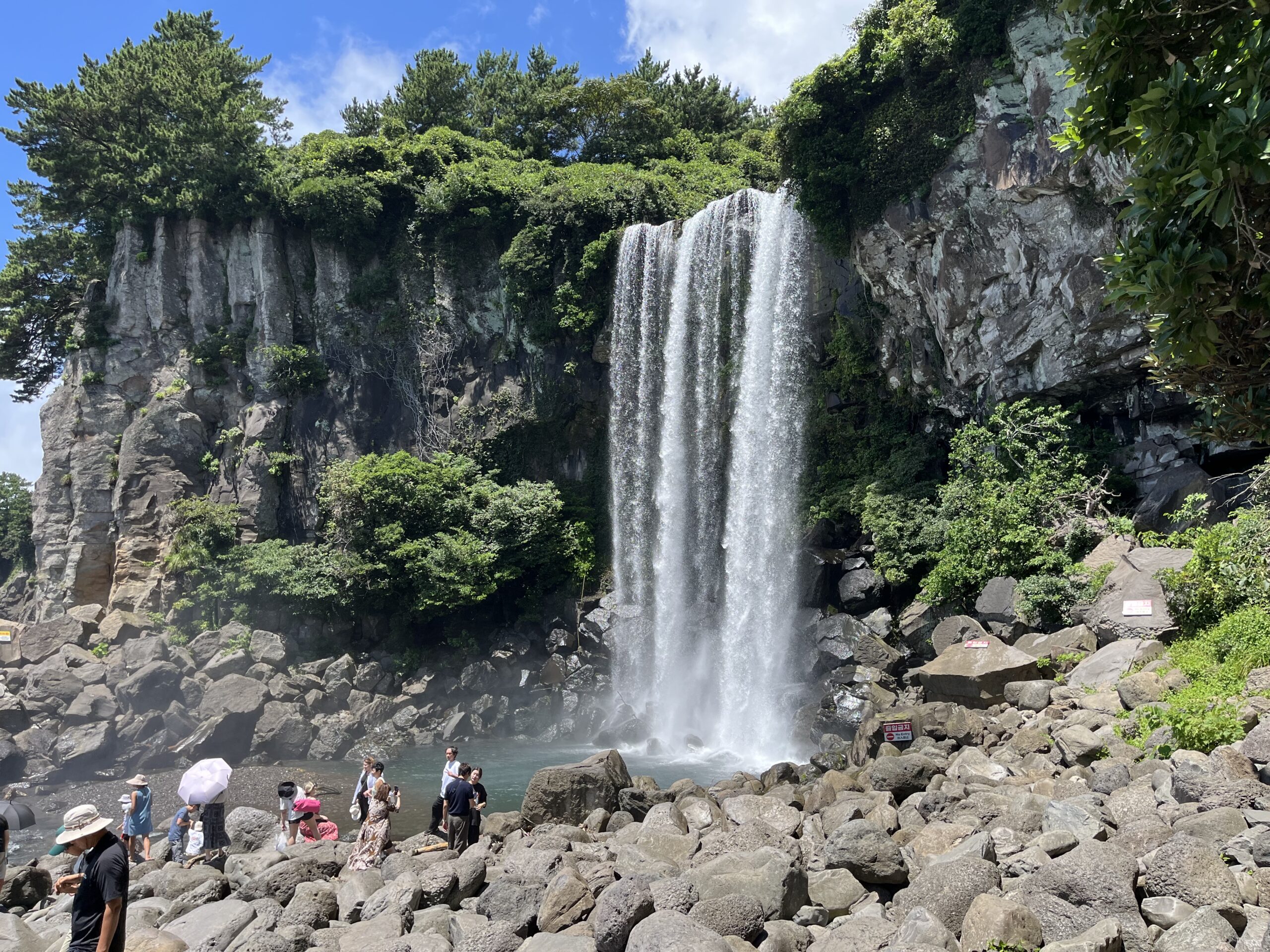 Vodopád Jeongbang padající z pobřežní skály v Seogwipo na Jeju