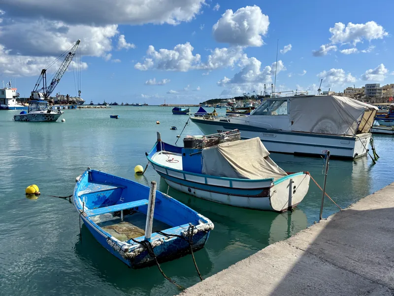 Barevné rybářské lodě v přístavu Marsaxlokk na Maltě