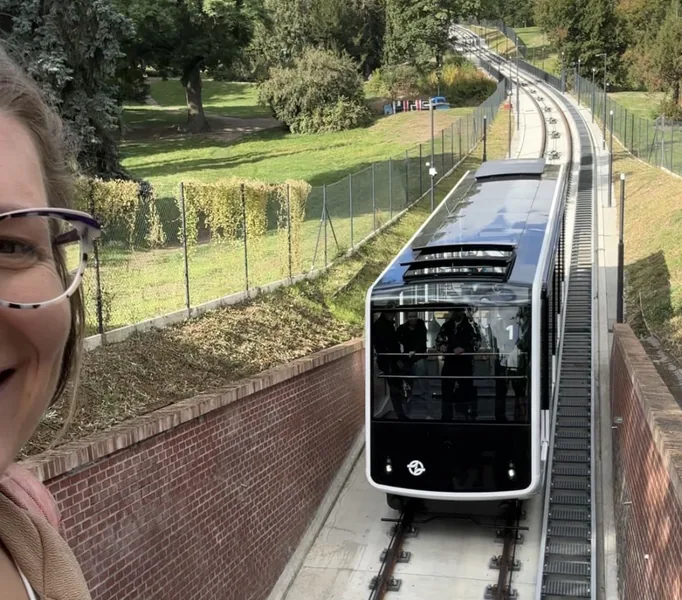 Autorka článku u nového vozu lanovky na Petřín