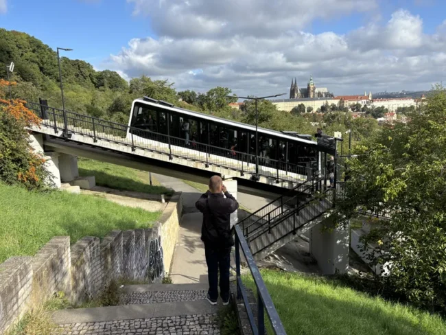 Lanovka ve stanici Nebozízek s výhledem na Pražský hrad