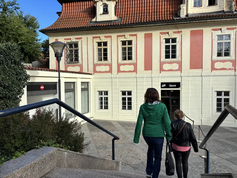 Vstup do dolní stanice lanovky na Petřín na Újezdě