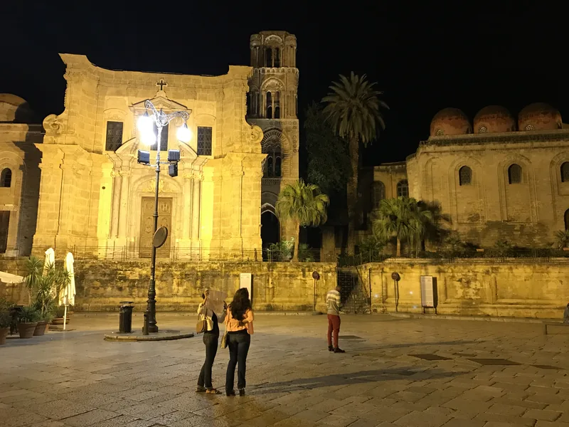 Večerně osvětlené kostely Martorana a San Cataldo na Piazza Bellini