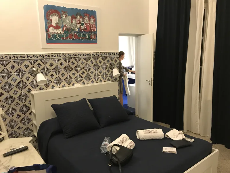 Pokoj v B&B L’Opera Buffa s modrobílým obkladem za postelí