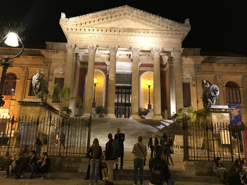 Večerní průčelí Teatro Massimo se sloupy a širokým schodištěm