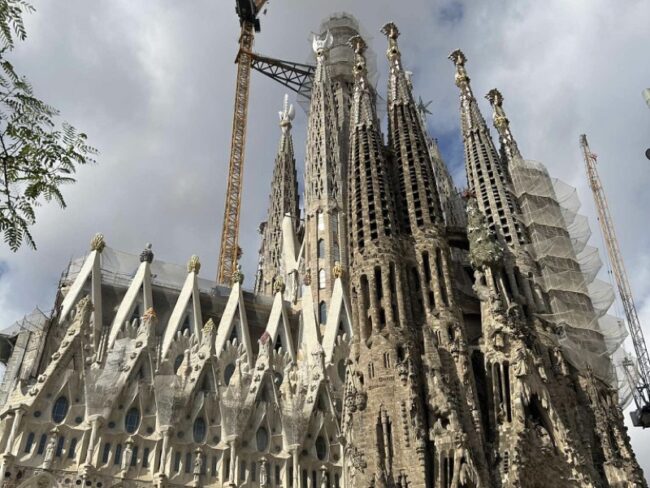 Sagrada Família v Barceloně, pohled na baziliku a věže