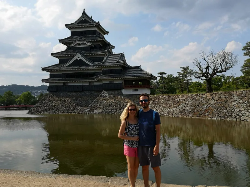 Autorka s partnerem před hradem Macumoto v Japonsku