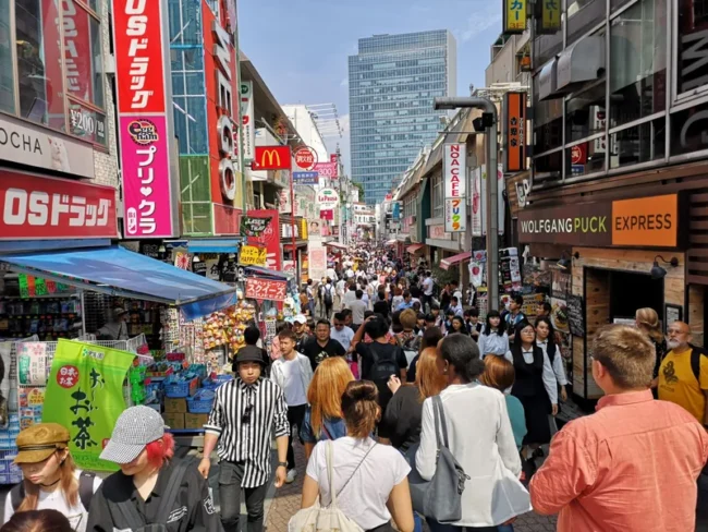 Rušná nákupní ulice Takeshita Street v tokijské čtvrti Harajuku
