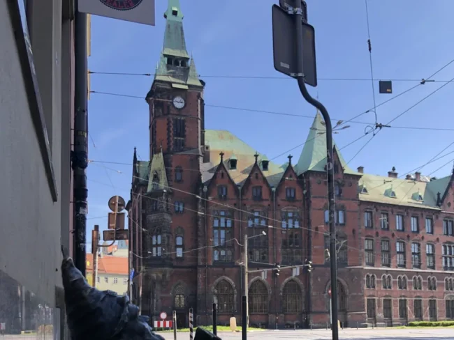 Vratislavský skřítek před historickou cihlovou budovou