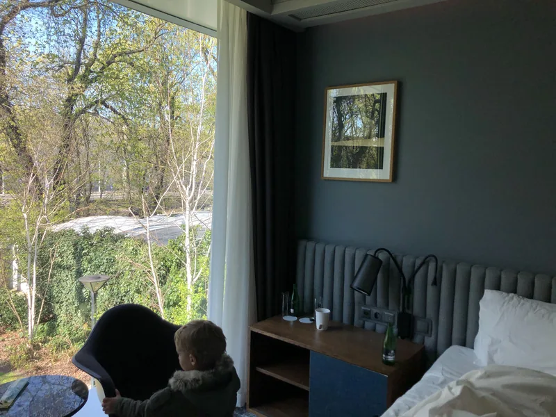 Pokoj hotelu PURO s velkým oknem do zeleně