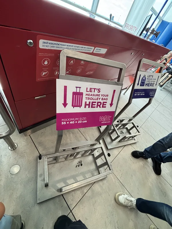 Merací rám Wizz Air pre palubný kufrík 55 × 40 × 23 cm