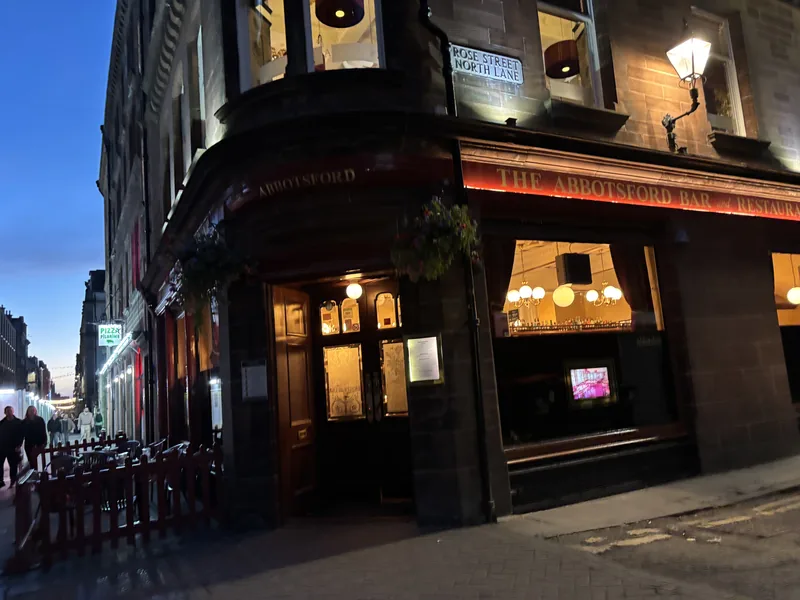 Večerní pohled na vstup do pubu The Abbotsford na Rose Street