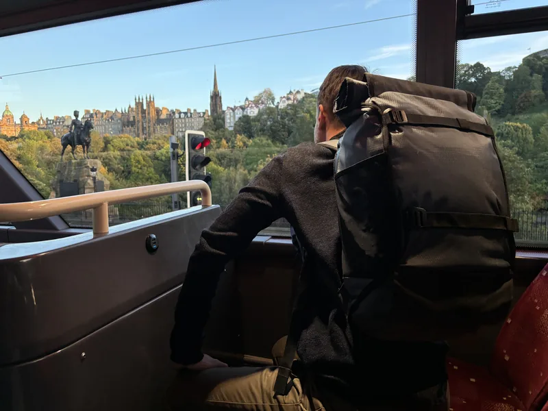 Martin s batohem v patře autobusu při cestě Edinburghem