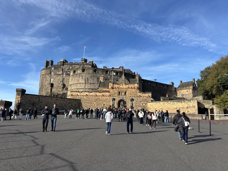 Edinburgh Castle a prostranství Castle Esplanade před vstupem