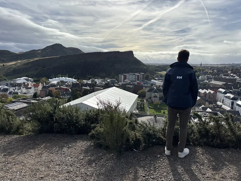 Martin na Calton Hill s výhledem na Arthur’s Seat a město