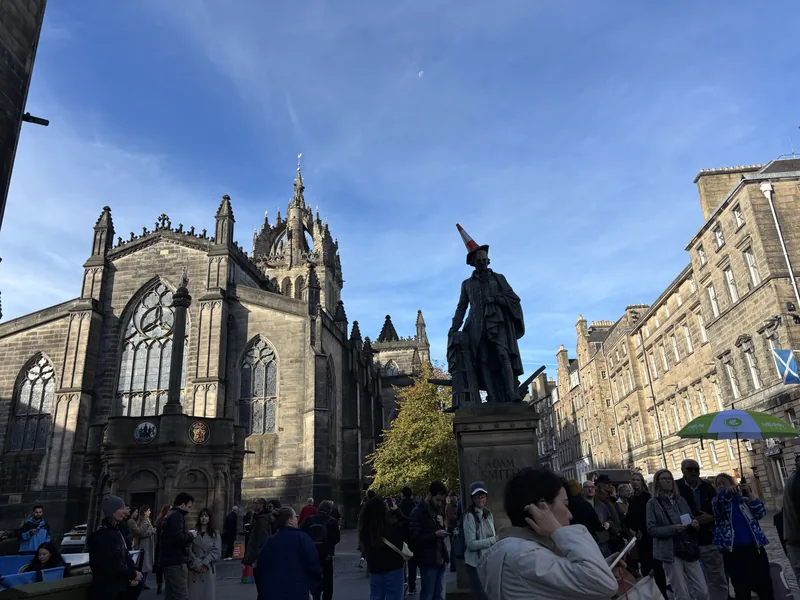 Katedrála St Giles a socha na Royal Mile v Edinburghu