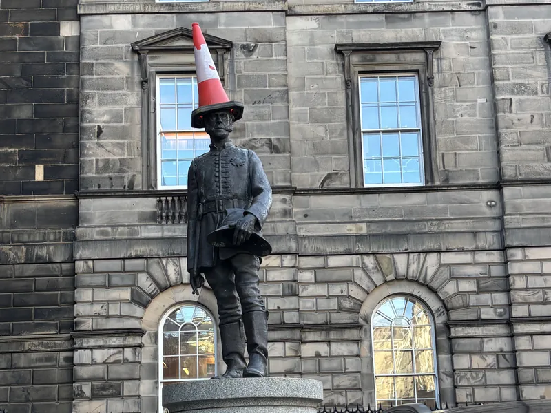 Socha v Edinburghu s dopravním kuželem na hlavě