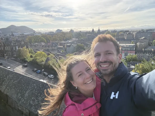 Společná fotografie z Calton Hill s výhledem na Edinburgh a Arthur’s Seat
