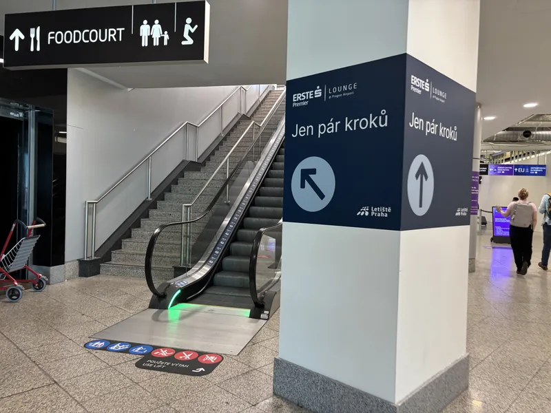 Ukazatel k Erste Premier Lounge vedle schodů a eskalátoru
